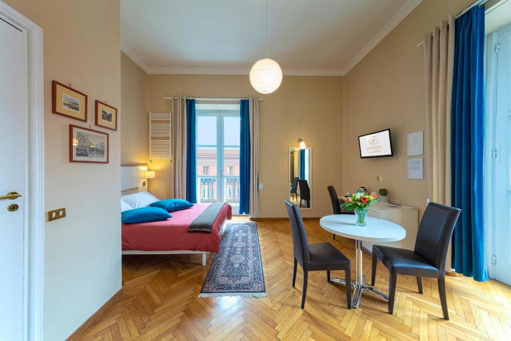 1 dormitorio con 1 cama, mesa y sillas en Il Ventre Di Napoli, en Nápoles