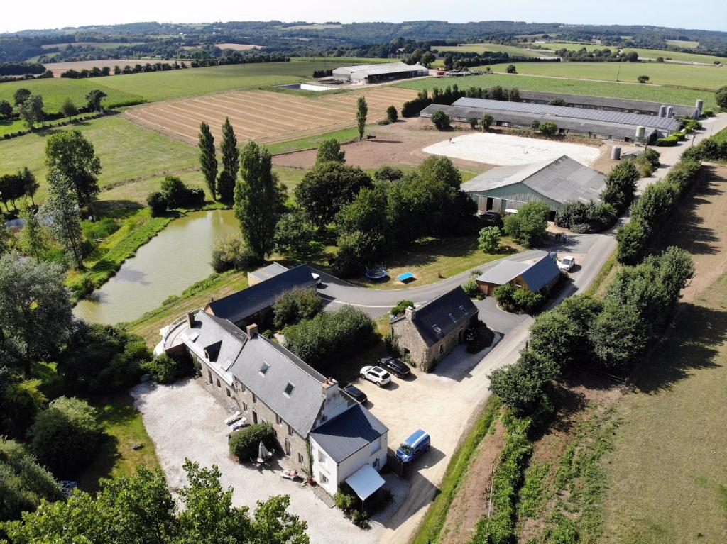 eine Luftansicht eines Betriebs mit einem Haus in der Unterkunft Gites de la Haie in Plouégat-Moysan