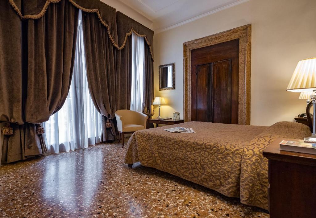 Postel nebo postele na pokoji v ubytování Hotel Dell'Opera
