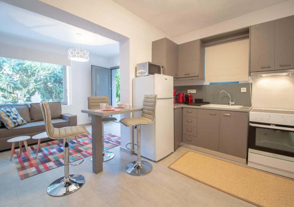 uma cozinha com mesa e cadeiras num quarto em Ithaka Zante City Villa em Zakynthos