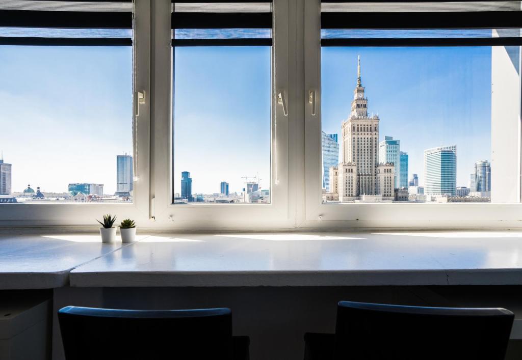 Elegant Apartment Panoramic في وارسو: إطلالة على مبنى امباير ستيت من النافذة
