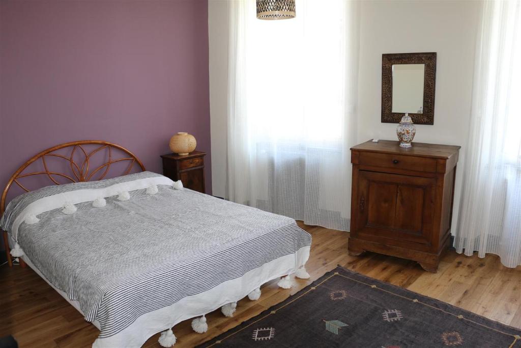 Ein Bett oder Betten in einem Zimmer der Unterkunft Le Patio Gironnais