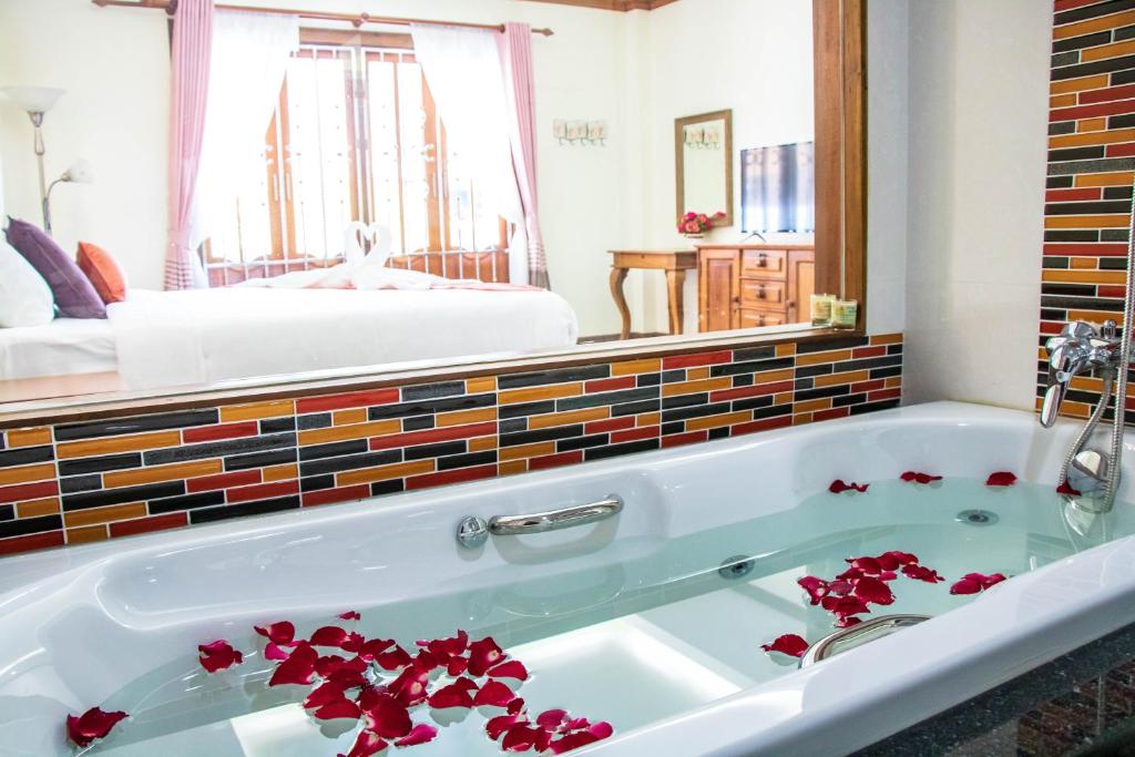 Ein Badezimmer in der Unterkunft Pimchana mountain pool villa phuket