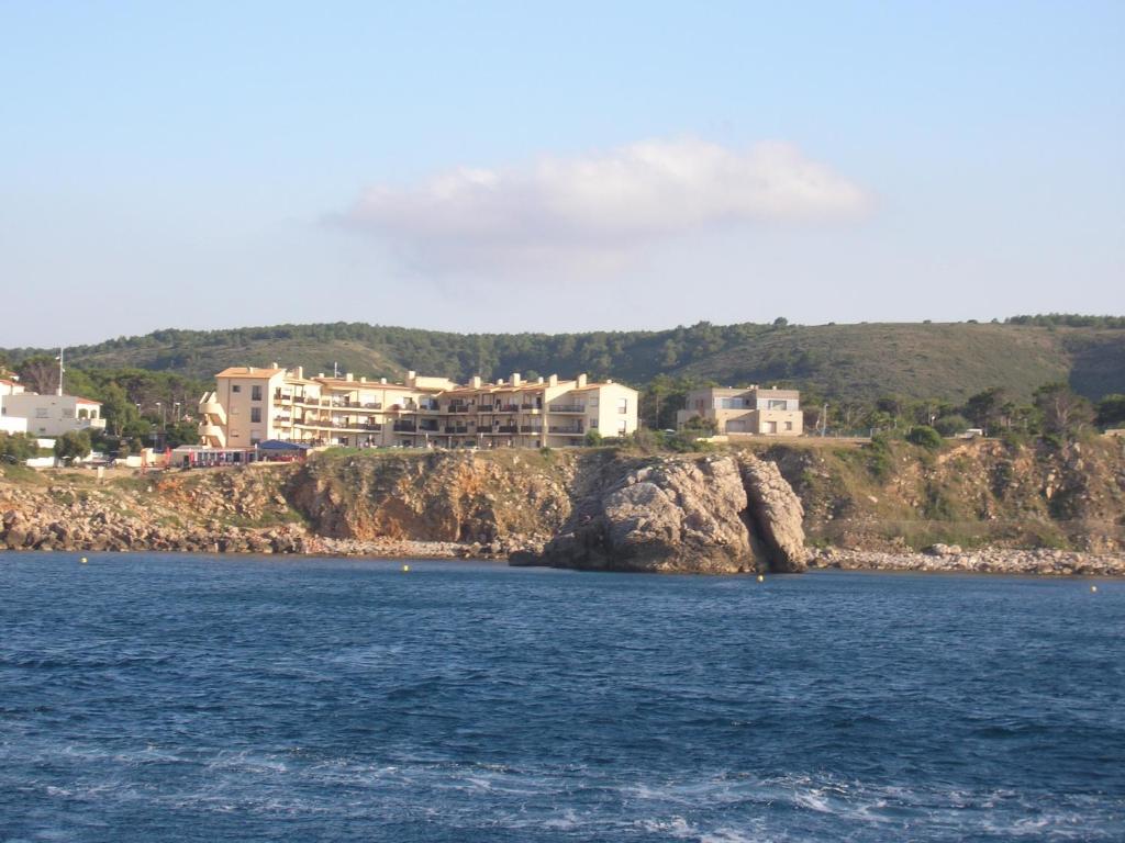 un grupo de edificios en la cima de una isla rocosa en Port de rei Vue sur mer appartement en L'Escala