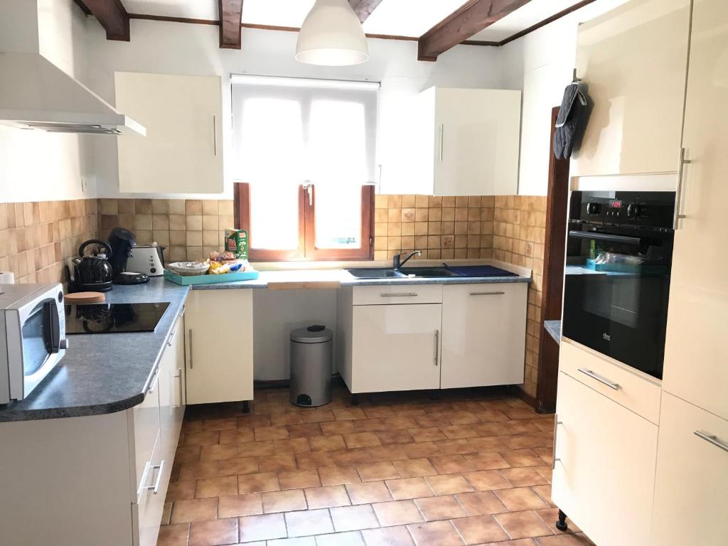 Kuchyň nebo kuchyňský kout v ubytování Aux deux hirondelles