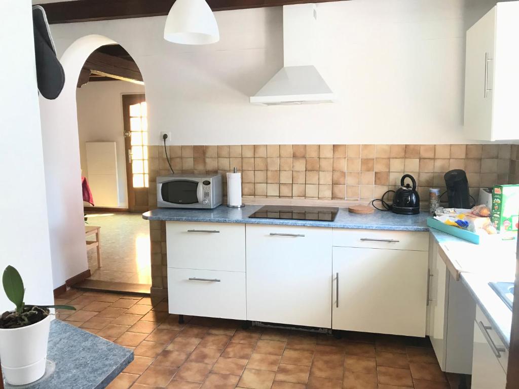 Kuchyň nebo kuchyňský kout v ubytování Aux deux hirondelles