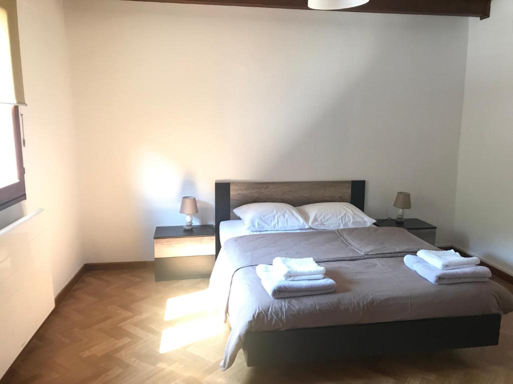 Postel nebo postele na pokoji v ubytování Aux deux hirondelles