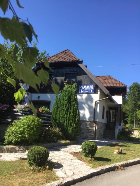 Una casa con un letrero en la parte delantera. en Villa Lykos Plitvice, en Lagos de Plitvice