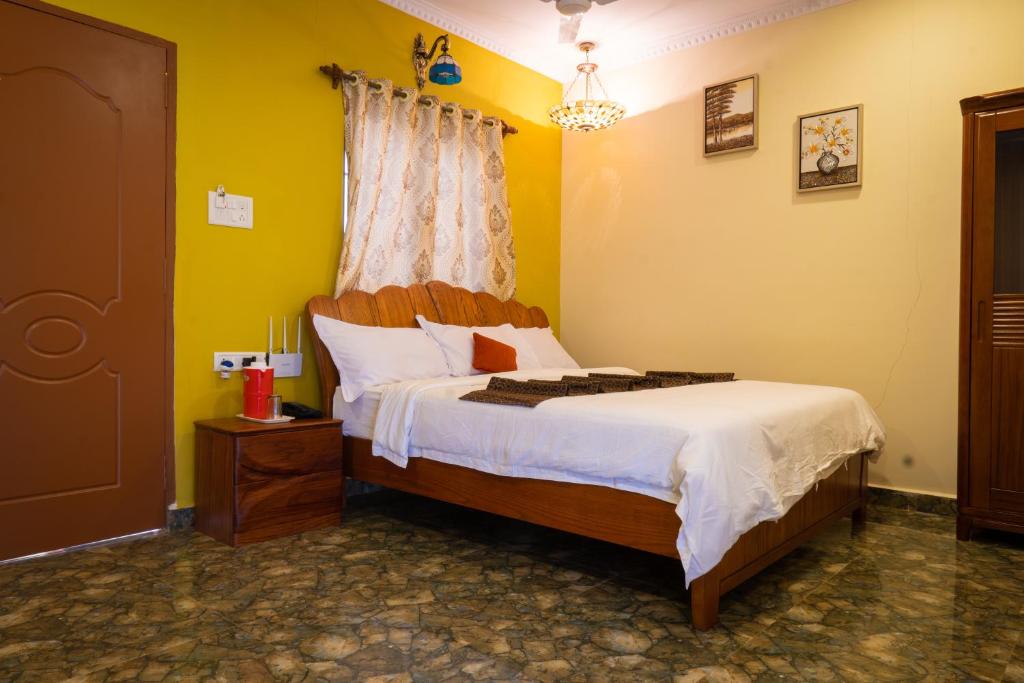 Postel nebo postele na pokoji v ubytování Alcove Resort Vagator
