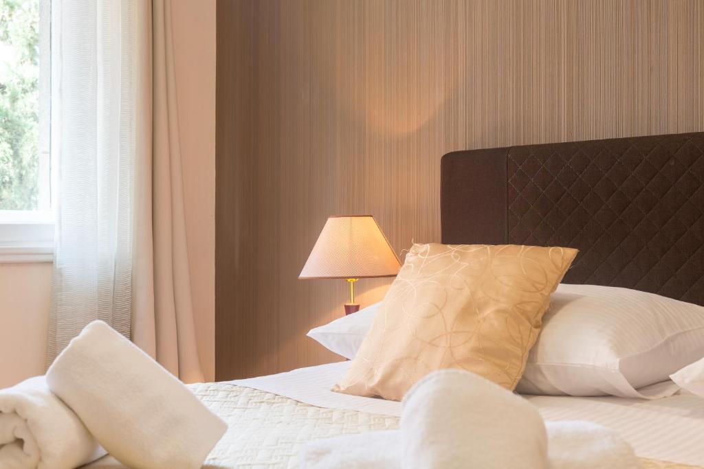 Postel nebo postele na pokoji v ubytování Golden Split Rooms