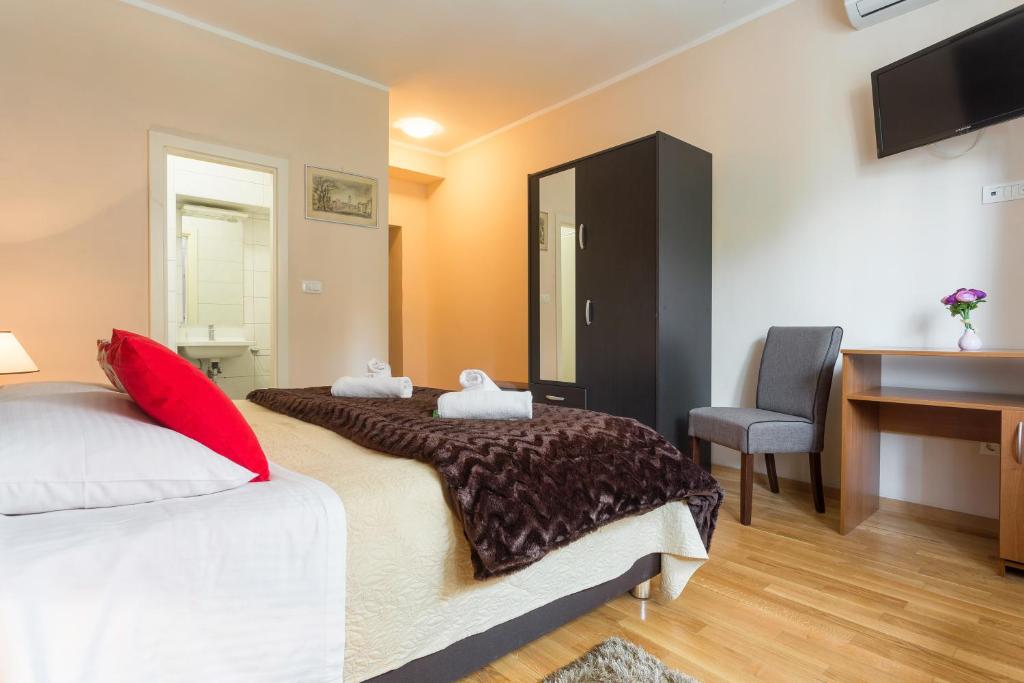 Postel nebo postele na pokoji v ubytování Golden Split Rooms