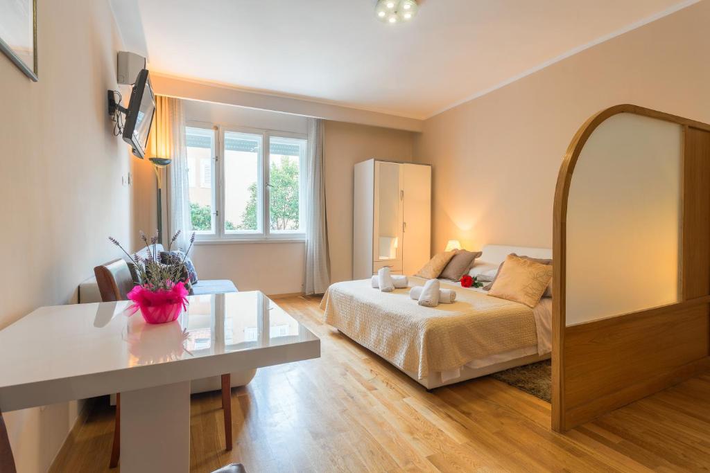 Postel nebo postele na pokoji v ubytování Golden Split Rooms