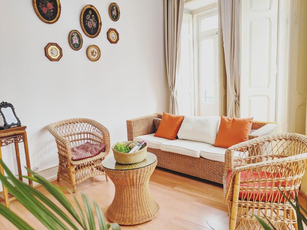 a living room with a couch and two chairs at BOA LISBOA 3 bedroom spacious apartment in Lisbon