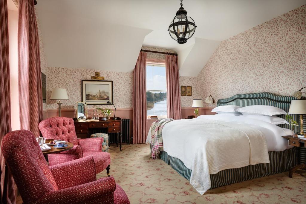 Postel nebo postele na pokoji v ubytování Ballynahinch Castle Hotel