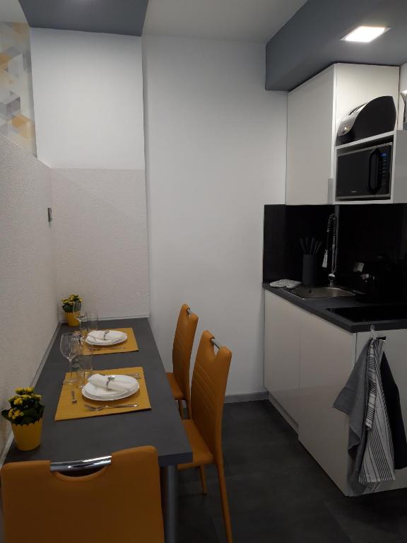 A kitchen or kitchenette at Belvárosi apartman