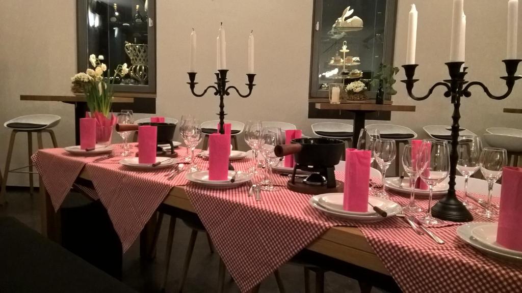 Nápoje v ubytování DAS KLEINE HOTEL IPHOFEN, Frühstückszauber, no waste, nachhaltig, nahe aller Weingüter, KNAUF GIPS KG und ConneKT, kleines Secret mit Garten & Terrassen, TV mirrorring, 55" TV, fine dining, Hunde willkommen