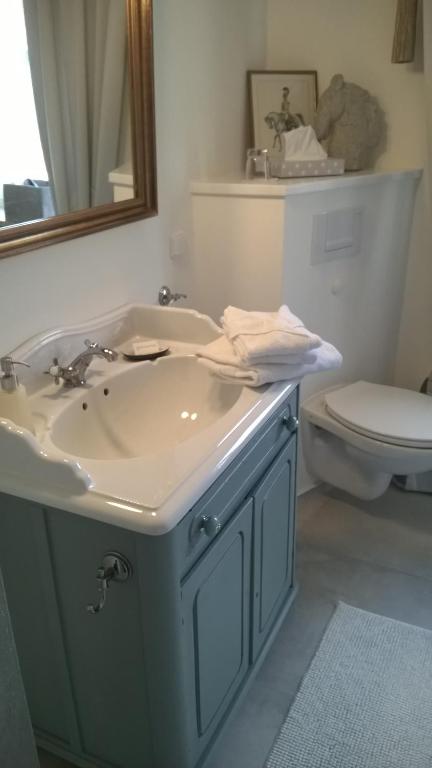 Koupelna v ubytování DAS KLEINE HOTEL IPHOFEN, Frühstückszauber, no waste, nachhaltig, nahe aller Weingüter, KNAUF GIPS KG und ConneKT, kleines Secret mit Garten & Terrassen, TV mirrorring, 55" TV, fine dining, Hunde willkommen