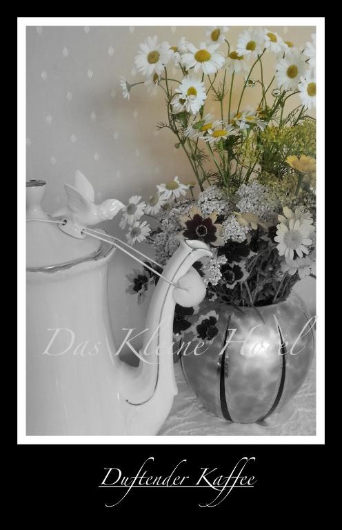 Fotografie z fotogalerie ubytování DAS KLEINE HOTEL IPHOFEN, Frühstückszauber, no waste, nachhaltig, nahe aller Weingüter, KNAUF GIPS KG und ConneKT, kleines Secret mit Garten & Terrassen, TV mirrorring, 55" TV, fine dining, Hunde willkommen v destinaci Iphofen