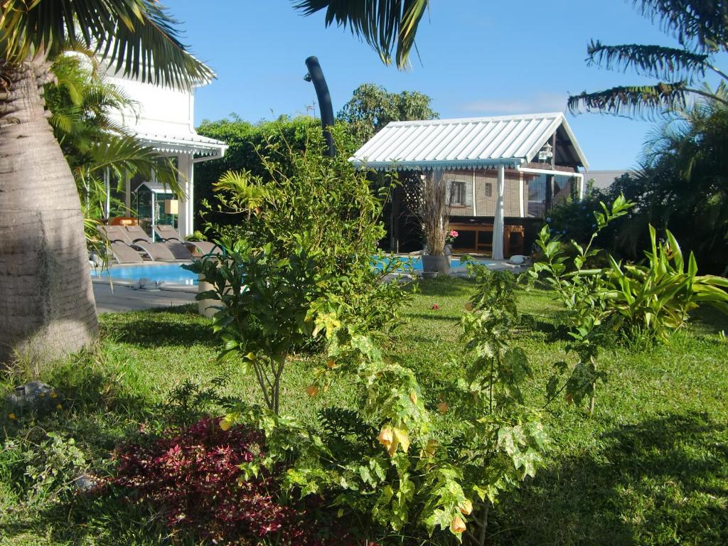 un jardín con una casa y una piscina en villa ambralini, en Saint-Pierre