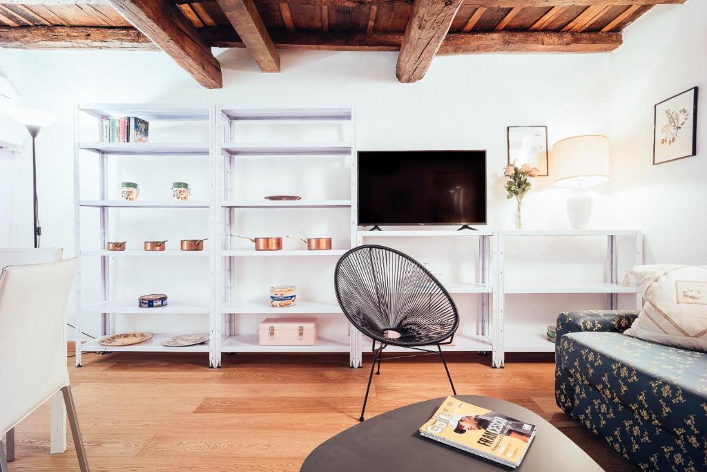 ボローニャにあるFossaltaのリビングルーム(白い棚、テレビ付)