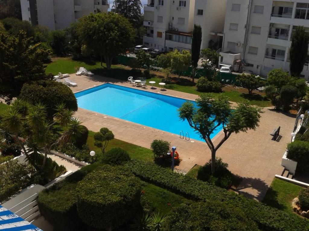 uma vista superior de uma piscina num edifício em Amathusia beach apartment em Limassol