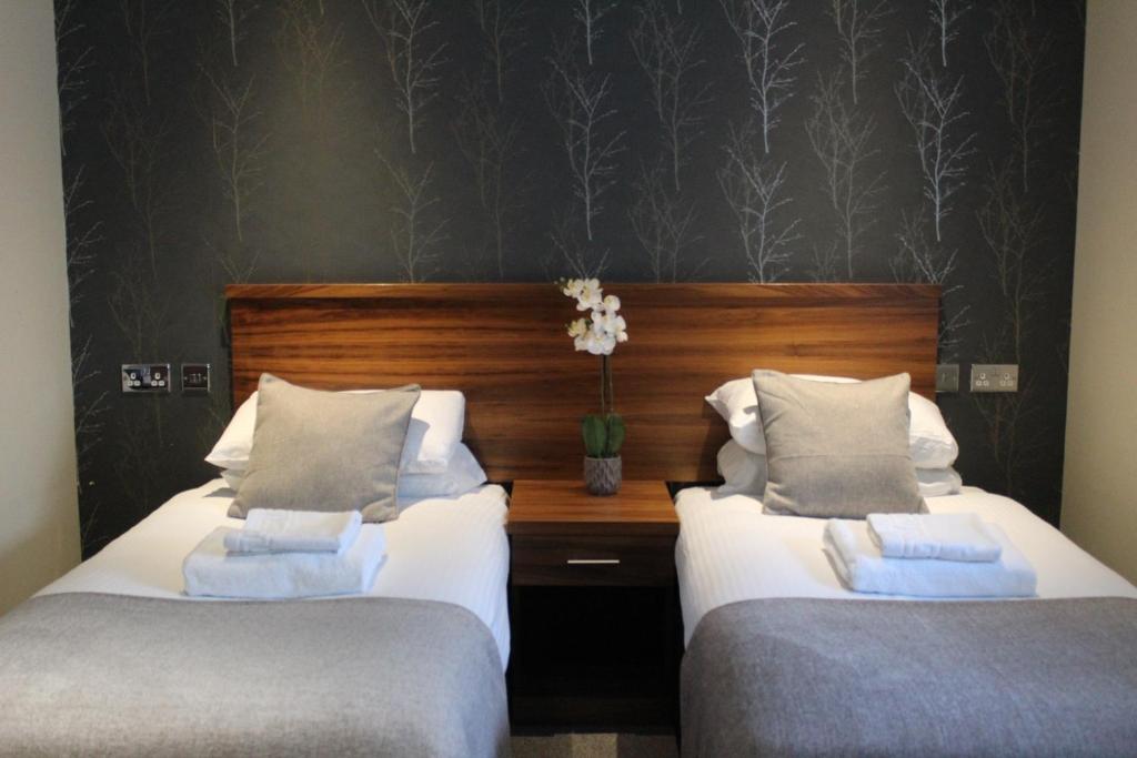 Postel nebo postele na pokoji v ubytování The Craibstone Suites