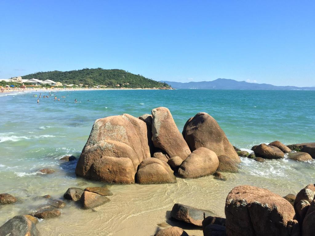  Apto 2 Quartos com Ar a 200m da Praia