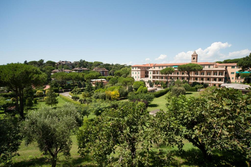 Blick auf einen Campus mit Bäumen und Gebäuden in der Unterkunft Mons Aureus Resort in Rom