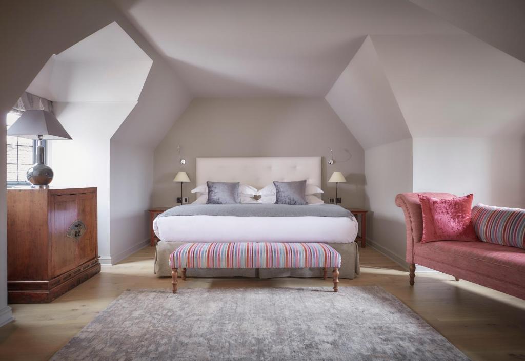 Postel nebo postele na pokoji v ubytování Whatley Manor