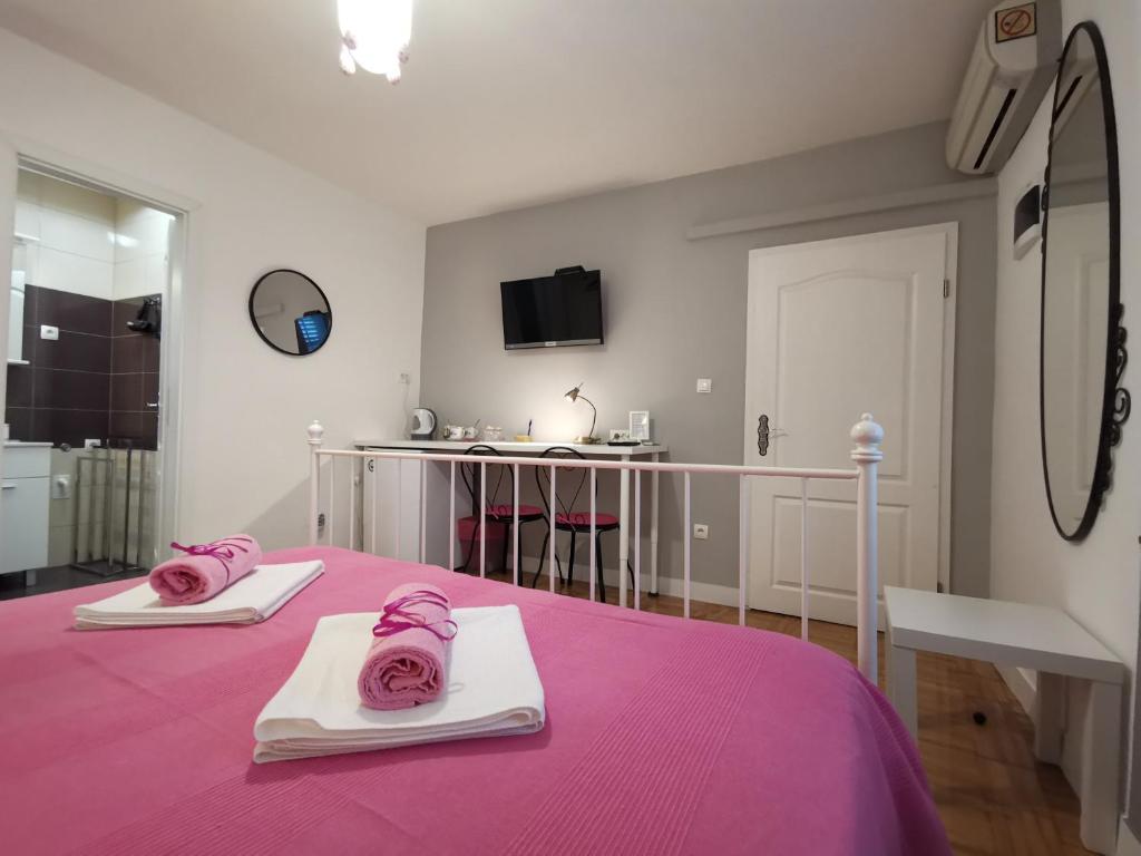 Posteľ alebo postele v izbe v ubytovaní Palace Inn Rooms
