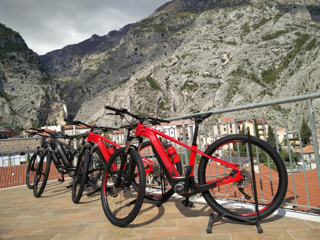 a group of bikes parked in front of a mountain at Residence La Piazzetta in Fara San Martino