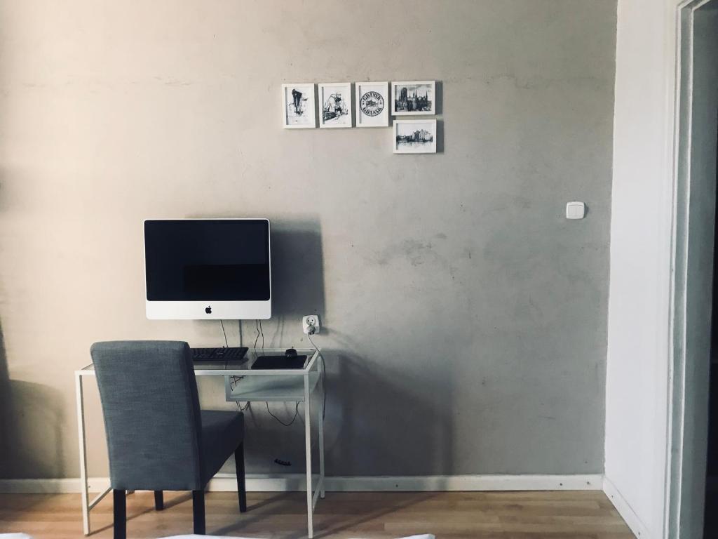 Televízia a/alebo spoločenská miestnosť v ubytovaní Hostel Octopus Gdańsk