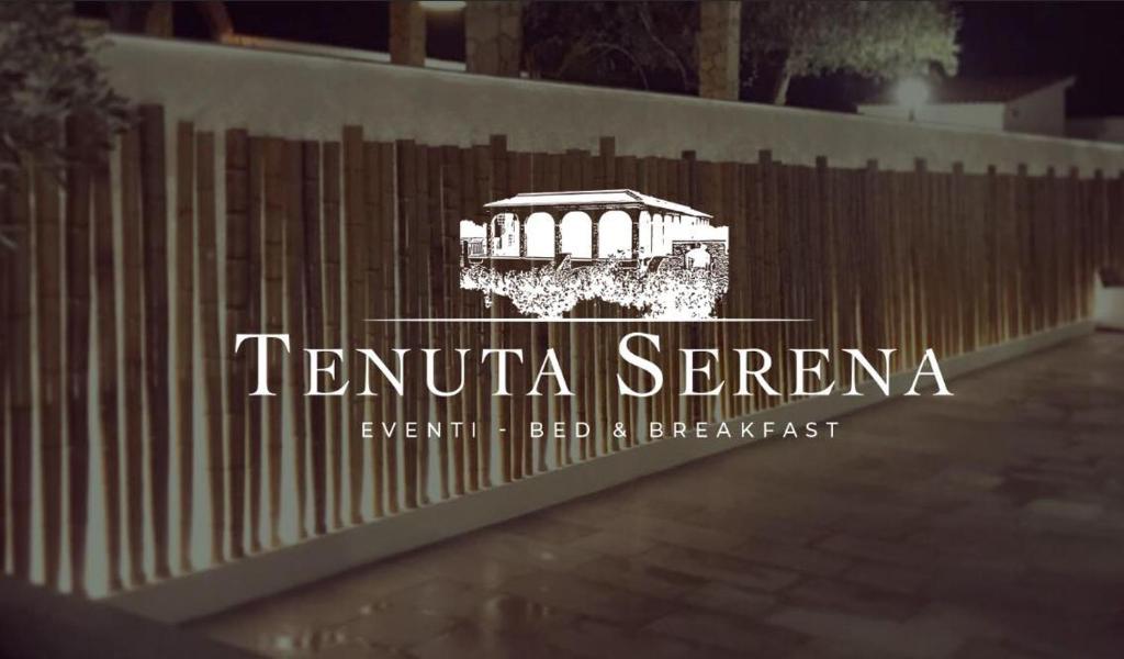 une clôture avec un panneau indiquant temula serrano dans l'établissement TENUTA SERENA - Maison de Charme, à Molfetta