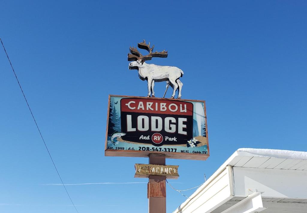 - un panneau indiquant un lodge avec un élan au-dessus dans l'établissement Caribou Lodge and Motel, à Soda Springs