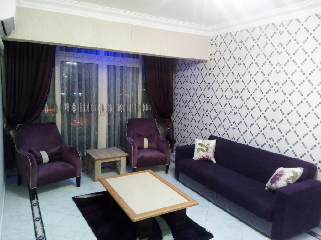 sala de estar con sofá y 2 sillas en Apartment at Milsa Nasr City, Building No. 22 en El Cairo