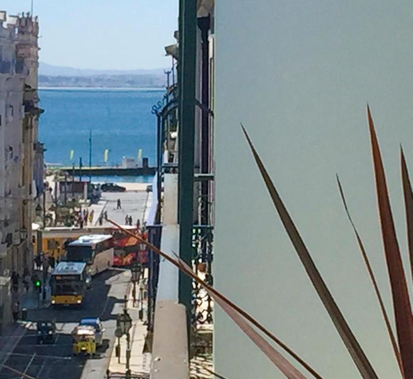 een uitzicht op een straat met een strand en de oceaan bij LV Premier Apartments Baixa- PR in Lissabon