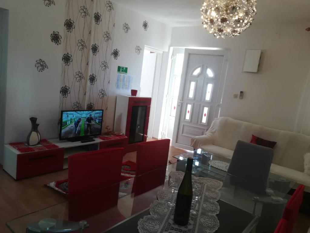 Televízia a/alebo spoločenská miestnosť v ubytovaní Apartman Aria & Amadea