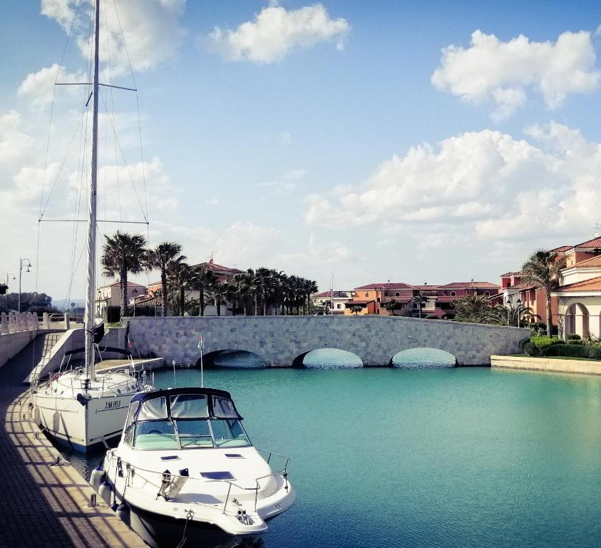 ポリコーロにあるAttico sul Mare in Marinagri Resortの橋の近くの水中に船が停泊している