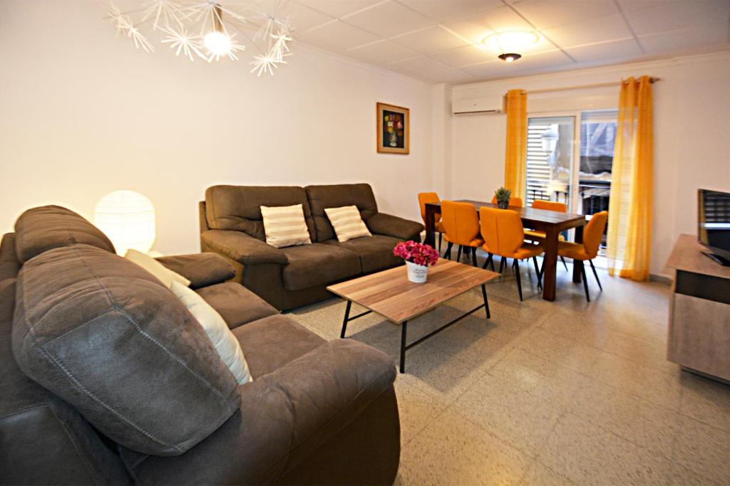 sala de estar con sofá y mesa en Apartamentos Plaza en Alicante