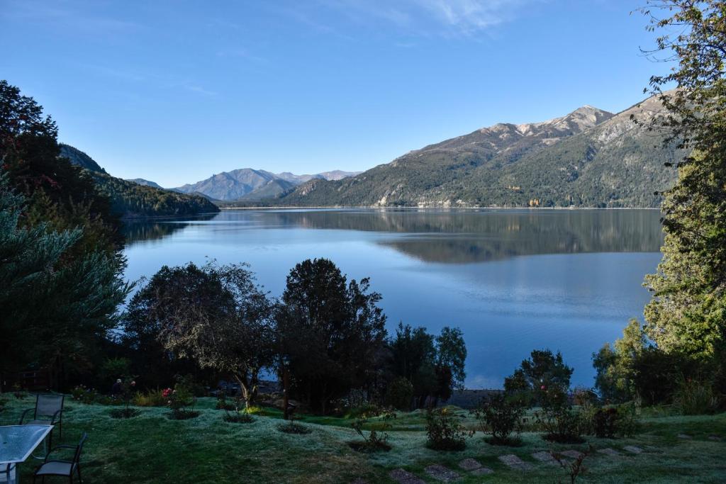 einen Blick auf einen See mit Bergen im Hintergrund in der Unterkunft Cabañas Villa Pañil in San Carlos de Bariloche