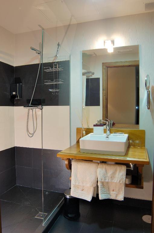 a bathroom with a sink and a shower at Casa Rural La Botica in Oropesa
