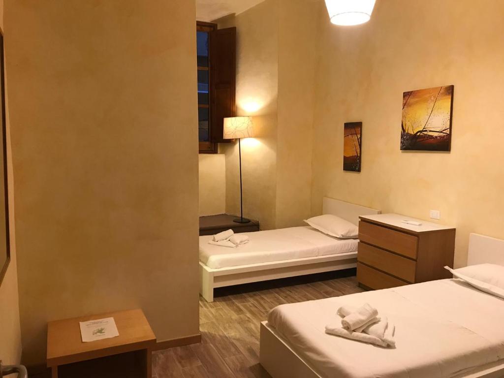 Habitación pequeña con 2 camas y vestidor. en Leonardo's Signoria Flat, en Florencia