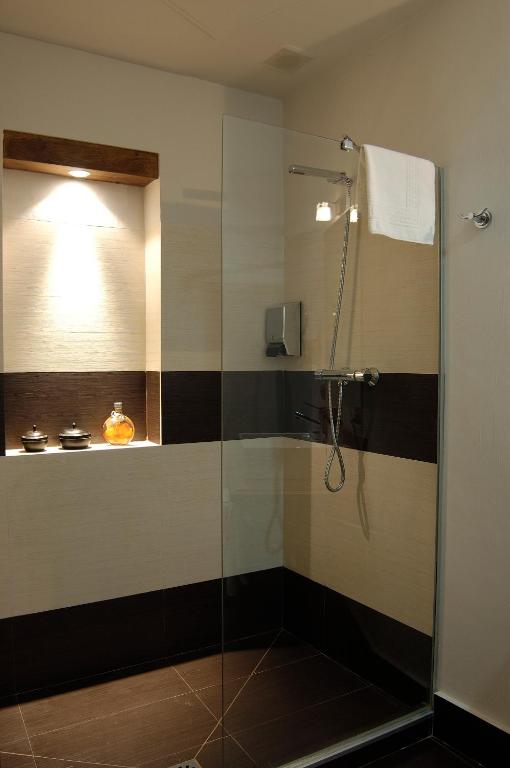 a bathroom with a shower with a glass door at Casa Rural La Botica in Oropesa