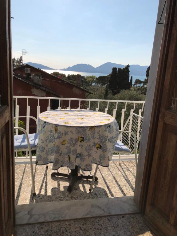 テッラロにあるIl Delfinoのテーブルと椅子、景色を望むバルコニー