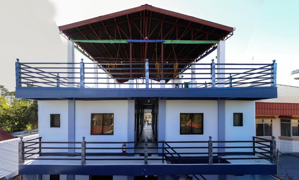 ein Gebäude mit einem Dach darüber in der Unterkunft Keen's Place in Puerto Princesa