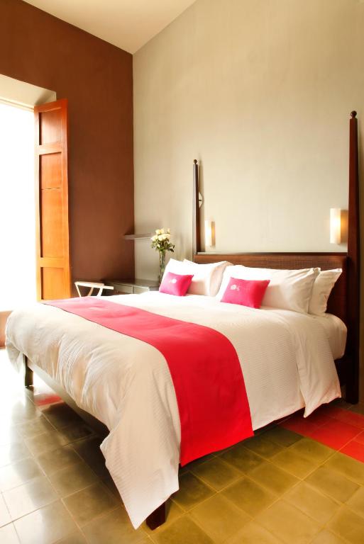 Postel nebo postele na pokoji v ubytování Rosas & Xocolate Boutique Hotel and Spa Merida, a Member of Design Hotels