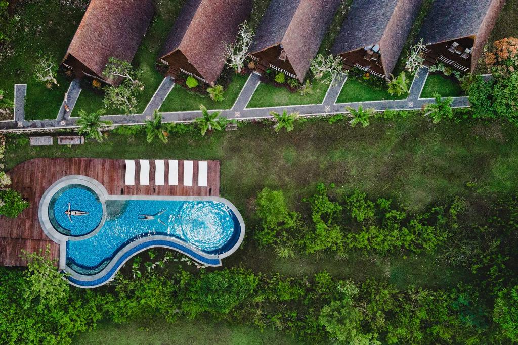 an overhead view of a swimming pool in front of some houses at Batan Sabo Cottage in Nusa Penida