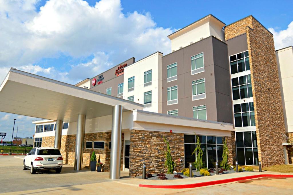 une représentation de l'avant d'un hôtel dans l'établissement Best Western Plus Executive Residency Oklahoma City I-35, à Oklahoma City