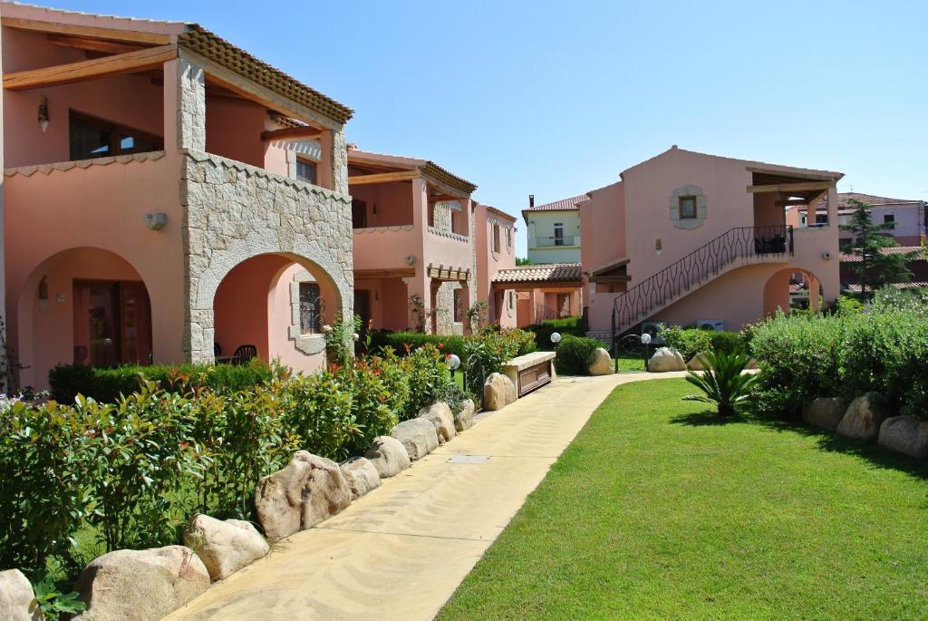 a walkway in front of a house at Residence Le Zagare in San Teodoro