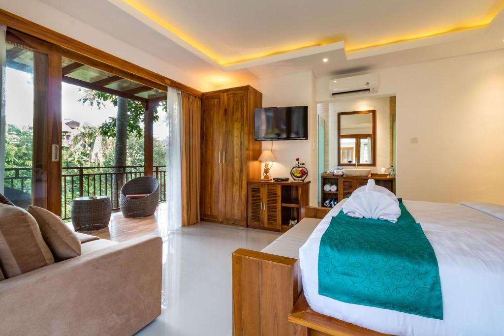 Postel nebo postele na pokoji v ubytování The Pesaren Ubud
